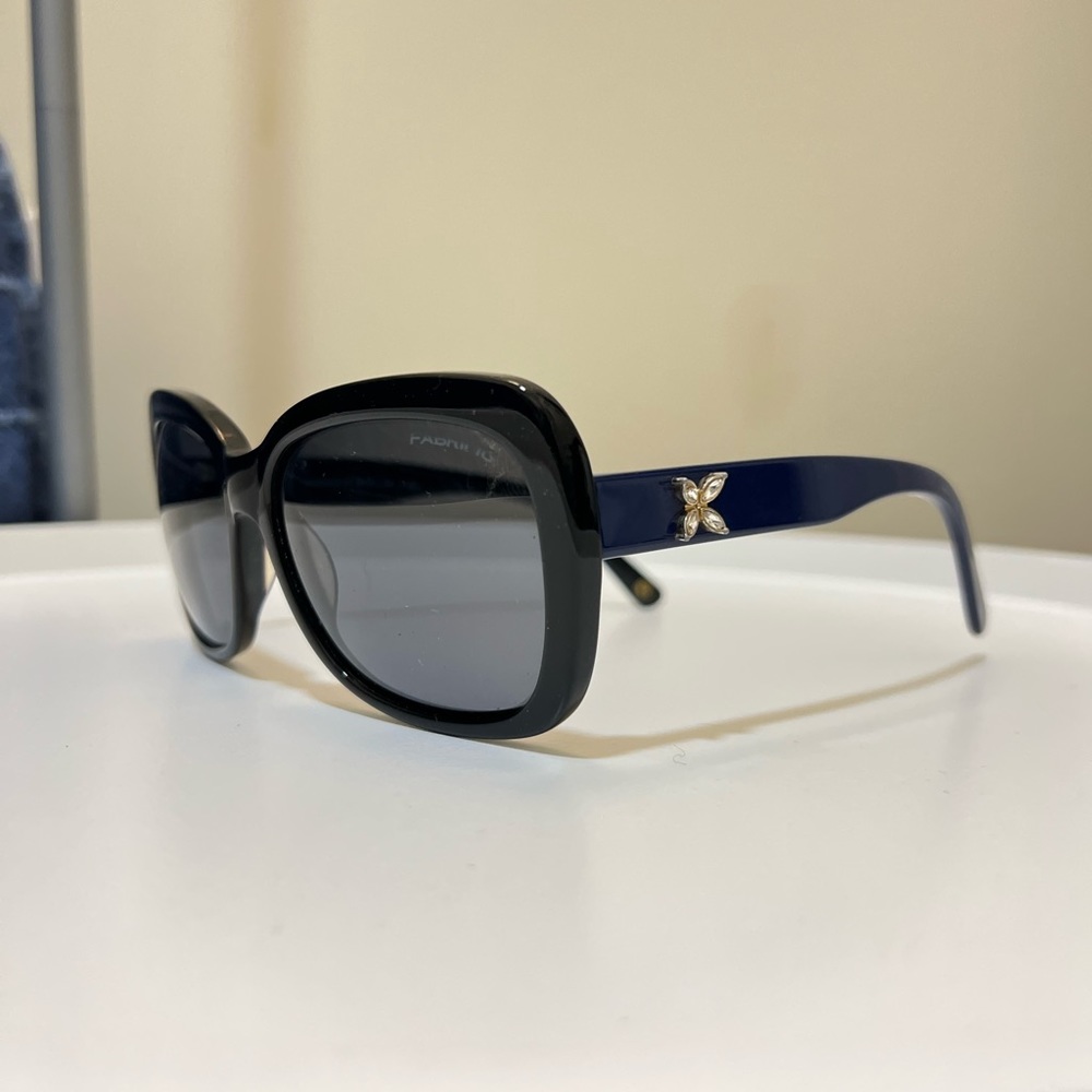 FABRICIO Sunglasses w/ Case